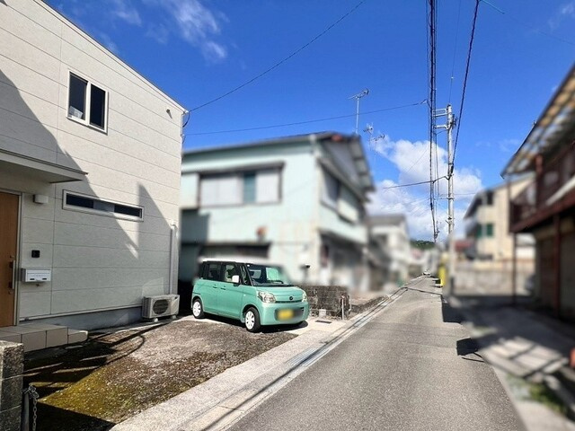 ゆとりある全面道路。運転の苦手な方も安心です。
