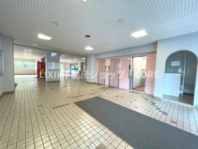 エントランスは毎日の行き帰りで使う大事な空間です。明るい清潔な空間を演出しております。