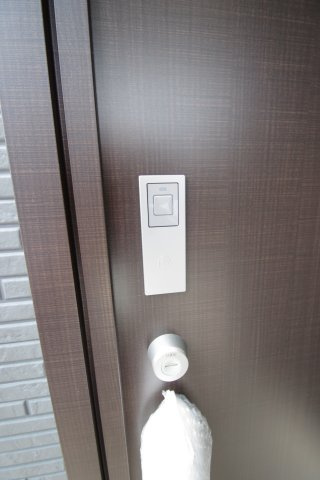 玄関扉はカードキー対応