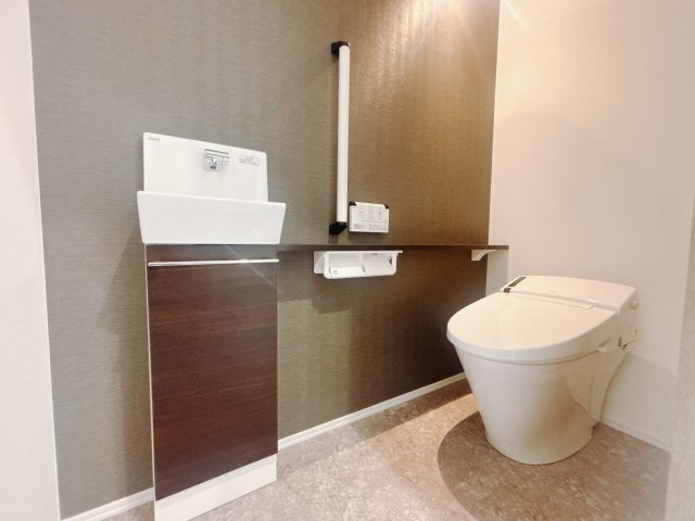 ■トイレ｜1階・2階にトイレをご用意しております♪オシャレなアクセントクロスが魅力的ですね☆