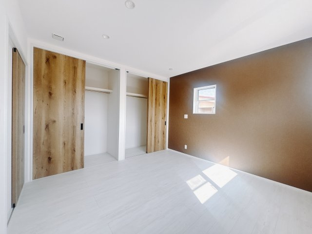 ■主寝室｜お洒落なアクセントカラーが入っているので、シックな雰囲気になっております。落ち着いた雰囲気で夜はよく眠れそうですね