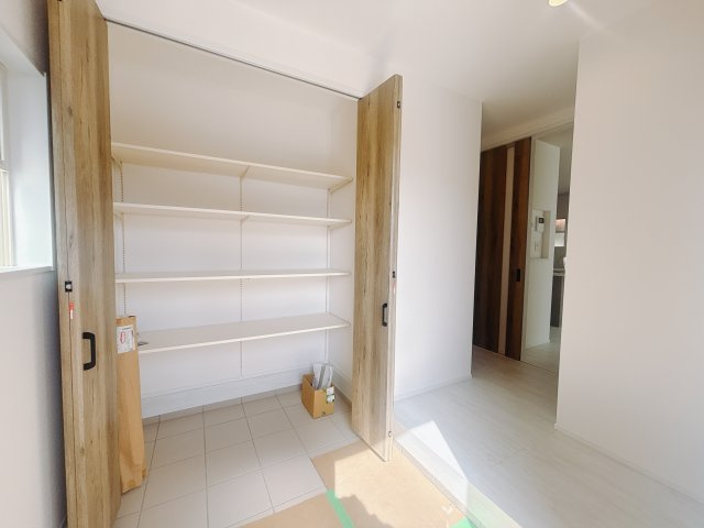 ■玄関｜ご家族の靴がたくさんしまえる下駄箱付き。お子様の靴がこれから増えても安心な大きさです。