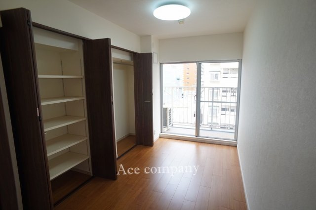 【南・東側の洋室】バルコニーに面したお部屋です☆