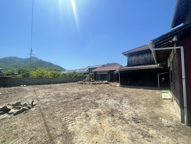建築条件なし。西側の道路も公道です。平屋建築や複数台駐車スペースを確保したプランも実現可能です。二世帯住宅にも対応可能な広さ。穏やかな島時間を楽しみながら、自分らしい住まいづくりが叶います。