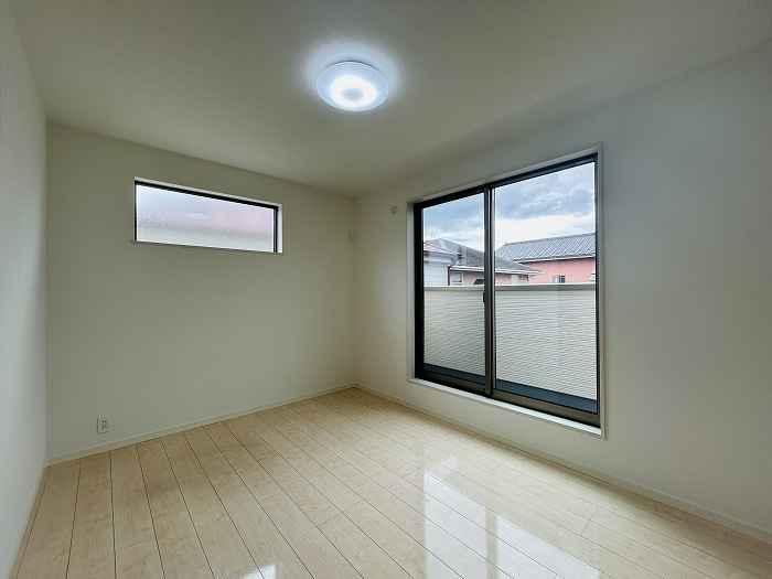 【2階南東側洋室】約6帖の大きさのお部屋です。
