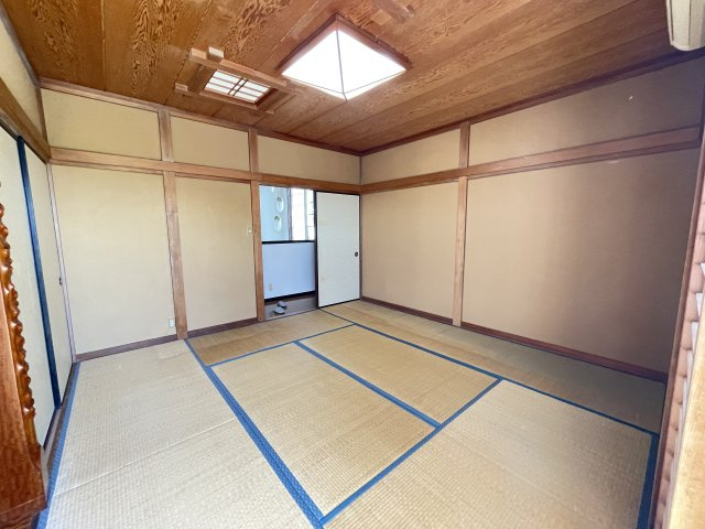 2階約8帖の和室です。約8帖あるため広々しております。