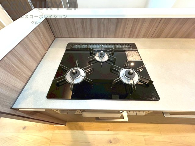 多数の調理器具を同時に使用でき、料理の効率化が可能。省エネで節約になり、様々な料理スタイルに適応できます。また、火力調整が独立しており、手入れや掃除もしやすく、今よりもっとお料理が楽しくなるかも。