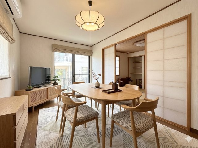 ◆家族で食卓を囲むダイニングスペースと、ソファでゆったりくつろぐリビングスペースがしっかり区切られているので家具の配置や用途を使いわけしやすいです。(家具はイメージです)