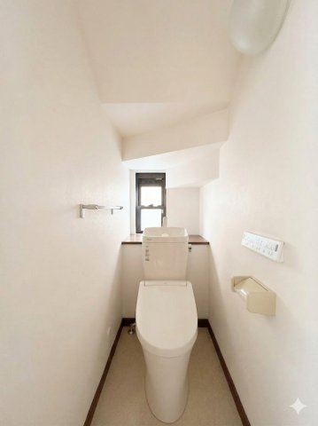 ◆清潔感のある白を基調とした落ち着ける空間。小窓をもうけていますので、こもりやすい空気の入れ替えも簡単に行えますね！