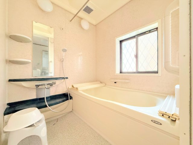 ◆お子様と一緒にバスタイムを楽しめる広々空間。浴室乾燥機付で心地よいバスタイムを実現します。