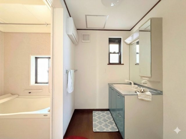 ◆毎日使う場所だから、機能的で使いやすさに配慮したパウダールーム。すっきりと使えるように収納も豊富にご用意しています。