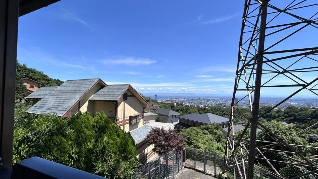 2階からの眺望です。晴れた日には海が見え、神戸の景色を楽しむことができます。