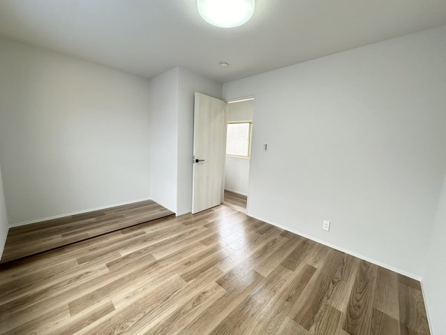 5.5帖の洋室です。南側に大きな掃き出し窓があり、採光性と通風性に優れています。掃き出し窓からはベランダに出入りすることができます。ベランダは奥行きがあり、カーテンを開ければ開放的な室内空間に。