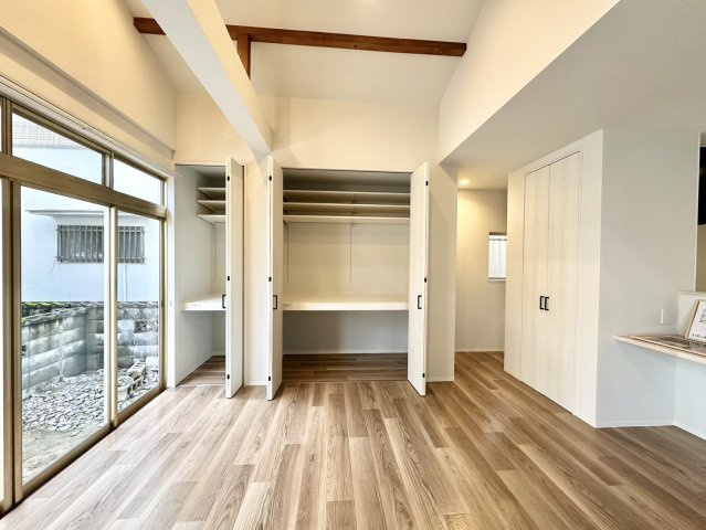 リビングには大容量の収納が。クロスと収納の扉が統一されており、すっきりとした印象です。上段の棚は可動式棚になっている為、収納したい用品の高さに合わせてカスタマイズして収納することができます。