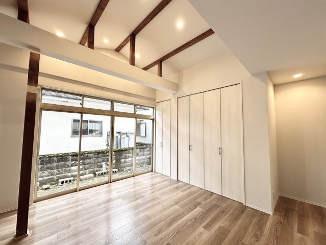 暖かなダウンライト照明に照らされたリビングダイニング。天井高で広々とした空間が広がっています。大きな掃き出し窓からはお庭がみえます。中高木の植木を植えたり、ガーデニングでお花を植えられても素敵ですね。