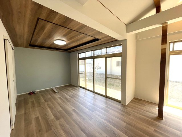 リビングダイニングはそれぞれ趣の違う空間が魅力。ソファーやテーブルも趣に合わせて設置する楽しみがありますよ。どちらも南向きの大きな掃き出し窓から、室内に明るい日差しが差し込みます。