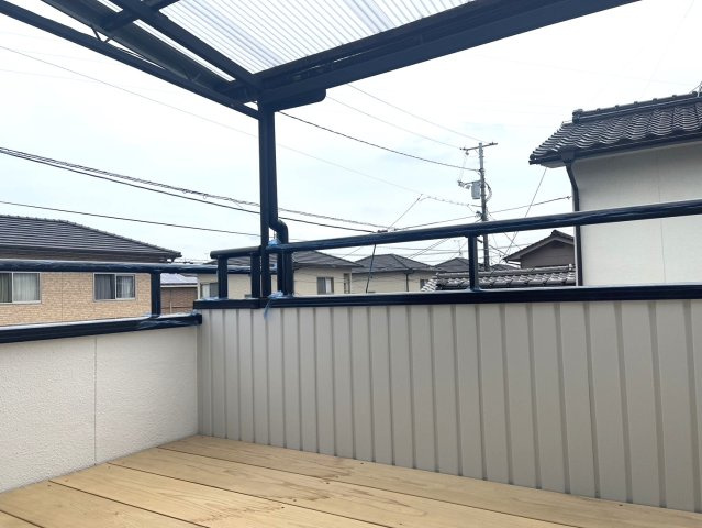 ベランダは奥行きがあり、ゆとりのある広さです。屋根が設置されている為、急な雨でも洗濯物が濡れず安心です。南向きで遮る建物がない為、天気がいい日は洗濯物や寝具類がすぐ乾きそうですね。