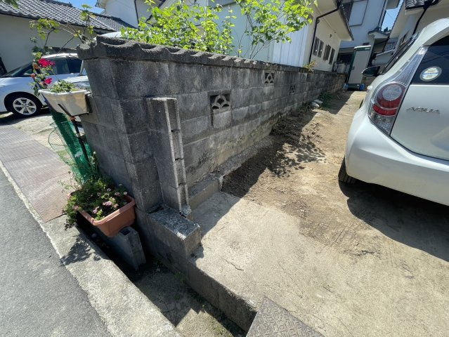 前面道路は東側に幅員約4.8m、間口は約10mあり、お車での出入りが可能です。敷地と道路の間には水路があり、橋がけしています。隣地とはブロック塀で仕切られています。