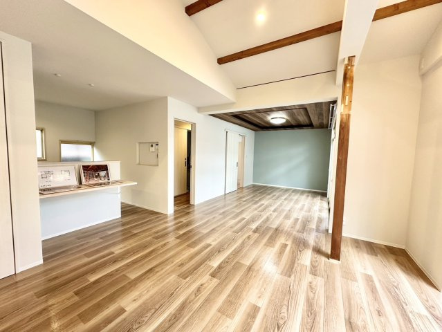 LDKは広々20.2帖！東西に長く奥行きがあります。天井が高い為、リビング空間がより広々と感じられ、明るく開放感のある雰囲気を醸し出してくれます。また、天井には梁が。ナチュラルでおしゃれな演出です。