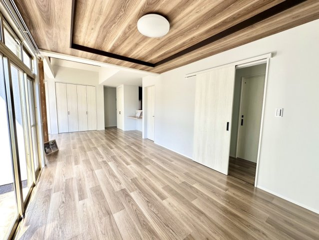 リビングの東側は趣が変わり、木目調の下がり天井になっており、リビングとダイニングの空間をゆるやかに仕切っています。生活動線がワンフロアに集中している為、ご家族様が自然と集まる快適な空間になっています。