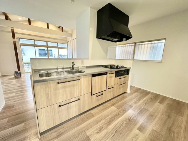 お料理をしながらリビングを眺められるキッチン。食器洗浄乾燥機、グリル付き。三口あるガスコンロで調理が可能。アイランドキッチンは複数人で作業しやすく、コミュニケーションもとりやすいですよ。