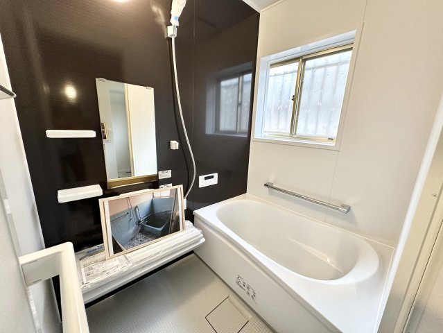 黒色で落ち着いたアクセントパネルが特徴の浴室です。窓がついている為採光があり、明るく気持ちのよい空間に。こもりがちな湿気の換気にも一役買ってくれます。綺麗な浴室でぜひ一日の疲れを癒してくださいね。