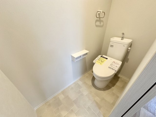 落ち着いた空間のトイレ。2連のホルダーで、トイレットペーパーの交換の手間が減ります。温水洗浄便座で寒い冬でも安心して便座に座ることができます。トイレが玄関に近い為、外出や帰宅時すぐ利用できて便利です。