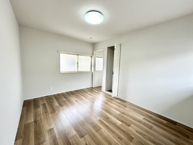 2階には洋室が二部屋あります。こちらの写真は収納がついた6帖の洋室です。北側と南側に窓がついており、窓を開けると室内に爽やかな風が通り抜けます。主寝室としてもご利用いただける広さです。