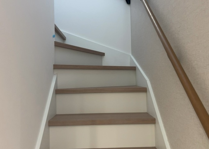 長期優良住宅認定を受けた高い品質と安全性を誇る内装です。吹き抜けによる豊かな採光や家族をつなぐリビング階段など、日々の暮らしやすさとハイセンスなデザイン性が高次元で融合したこだわり空間です。