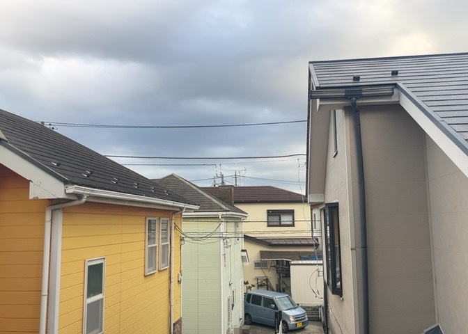 南向きで前面の遮るものが少ない見晴らしの良い景色が広がります。第一種低層住居専用地域ならではの閑静で落ち着いた街並みと、爽やかな風抜けや豊かな日当たりを現地にてしっかり実感していただけます。