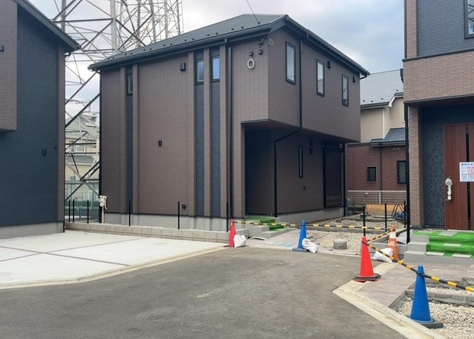 京王相模原線「多摩境」駅徒歩15分、JR横浜線「橋本」駅徒歩19分の好立地に誕生した新築一戸建てです。スタイリッシュな外観デザインと、第一種低層住居専用地域の良好な居住環境が魅力の物件となっています。
