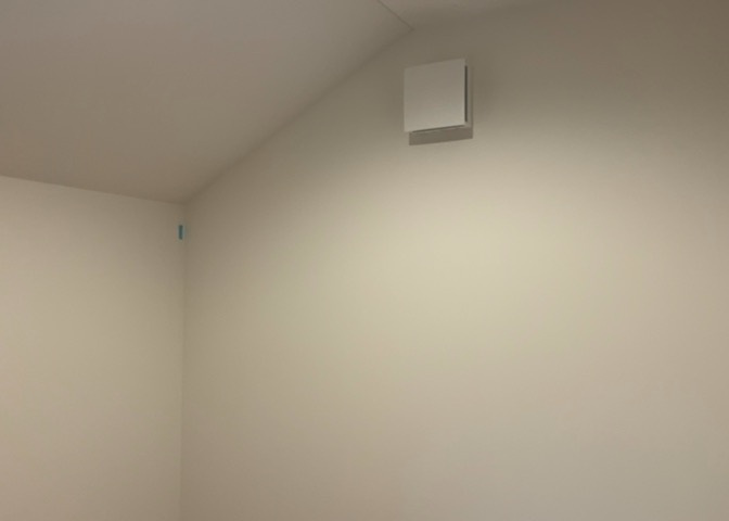 7.7帖主寝室に隣接した大容量のウォークインクローゼットです。ハンガーパイプや棚を備えており、日常のお洋服からスーツケースなどの大型荷物までスッキリ整理できるため室内を広く快適に活用していただけます。