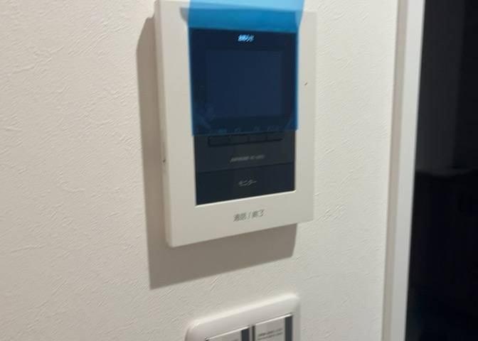 室内に設置されたTVモニター付きインターホンは、訪問者の姿を画像でしっかり確認できるため防犯面に大変優れています。相模原市緑区東橋本4丁目の落ち着いた新築住居で、ご家族の安心安全な暮らしを支えます。