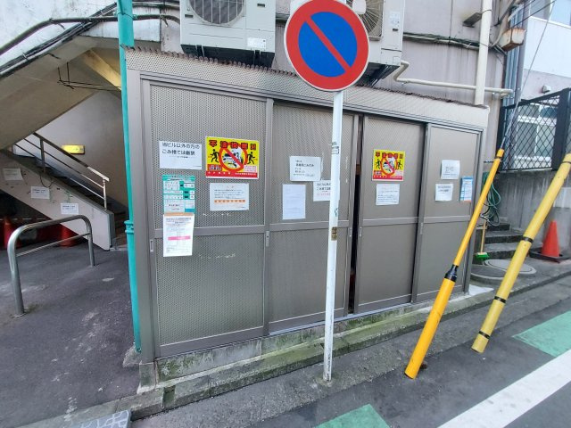 駅から徒歩1分の好立地。飲食店やコンビニが充実した環境です。