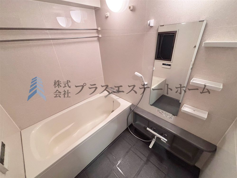 1日の疲れを癒してくれる浴室♪優しい色合いのアクセントパネルが施されており、リラックス感が漂います♪浴室乾燥機が搭載されています♪