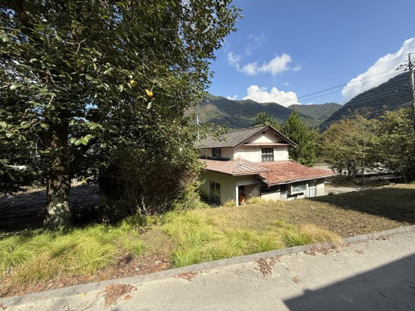 【笛吹市御坂町藤野木　売地の周辺】