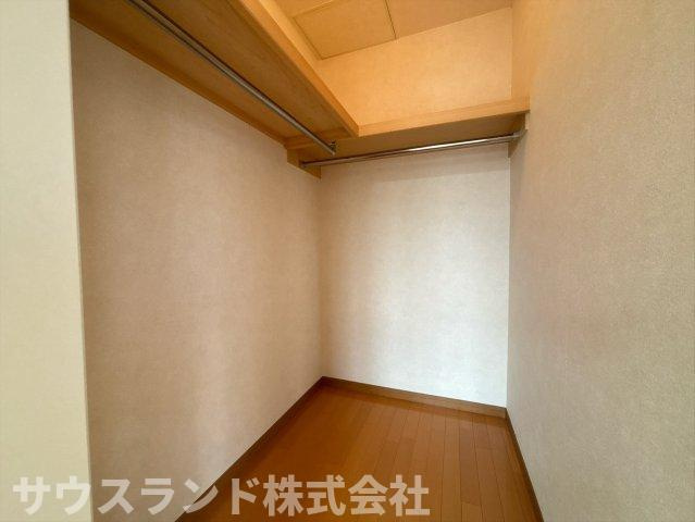 奥行きがありたっぷりと収納できるクローゼットです！上部には枕棚もあり、季節外れの布団や大きな荷物もすっきりと片付きます。お部屋を広く使うことができ、いつも綺麗に保てます☆