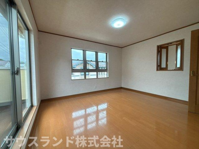 バルコニーに面した明るく広い洋室です！ベッドや学習机を置いてもゆとりがあり、お子様の成長に合わせた部屋作りができます。収納も完備されており、片付けもしやすく長く快適に過ごせます♪