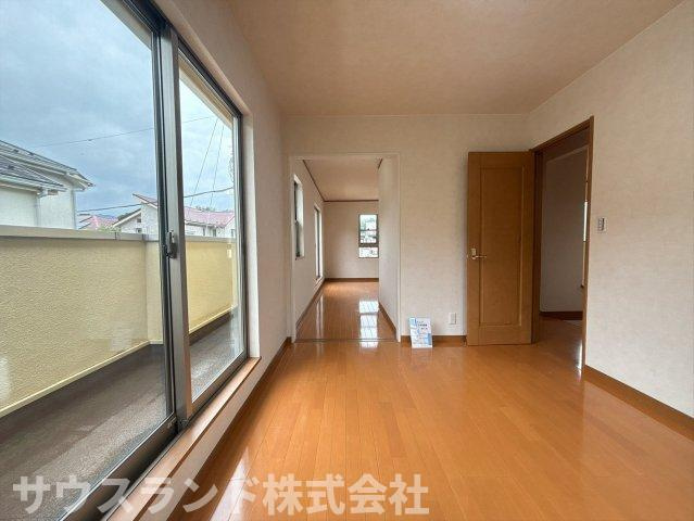 落ち着いた雰囲気の広い洋室です！寝室にぴったりな空間で、大きめのベッドを置いてもゆとりがあります。クローゼットもあり、お気に入りの服もシワにならず綺麗に収納できます☆
