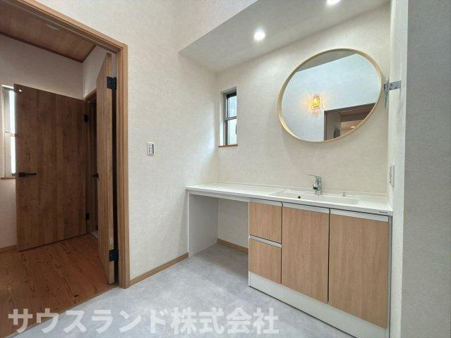 広いカウンターでゆったりと使える独立洗面台です！鏡が大きく、朝の身支度もスムーズに整います。収納も豊富で、洗面用具やタオルもすっきり片付きます。毎日気持ちよく使える、快適な空間です♪