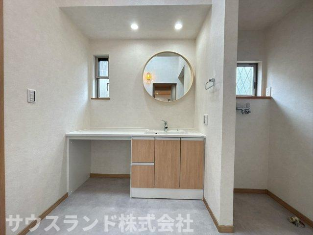 モダンなデザインのお洒落な独立洗面台です！キッチンとお揃いのデザインで統一感があり、すっきりとした印象を与えます。鏡裏の収納で生活感を隠すことができ、いつも綺麗な状態を保てます☆