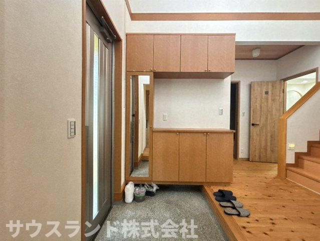土間続きの広々としたシューズクロークです！ベビーカーや外遊びのおもちゃ、ゴルフバッグなどもそのまま収納可能。玄関がすっきりと片付き、いつも気持ちよくお出迎えできます♪