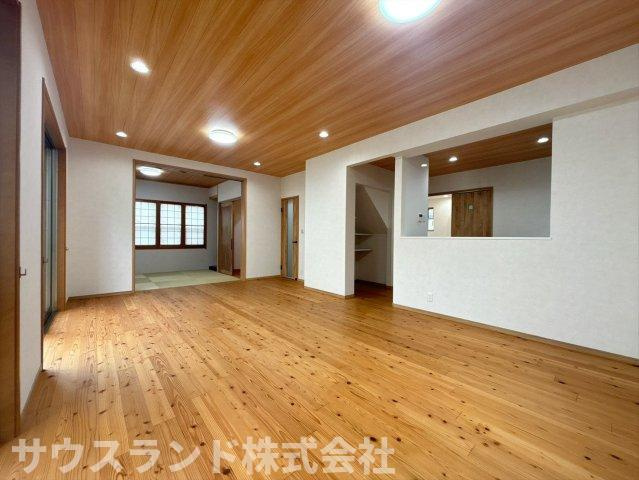 和室から続くLDKは、畳の温もりを感じながらリラックスできる空間です！開放感があり、お子様が和室で遊んでいる様子をキッチンから見守ることもできます。家族の絆が深まる、心地よい時間が流れます☆