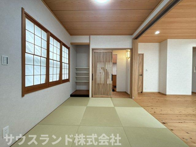 明るい日差しが差し込む快適な和室です！お子様の遊び場や、お昼寝スペース、来客時の寝室など、多目的に活用できます。畳の香りでリラックスでき、家族みんなでゆったりと過ごせます☆