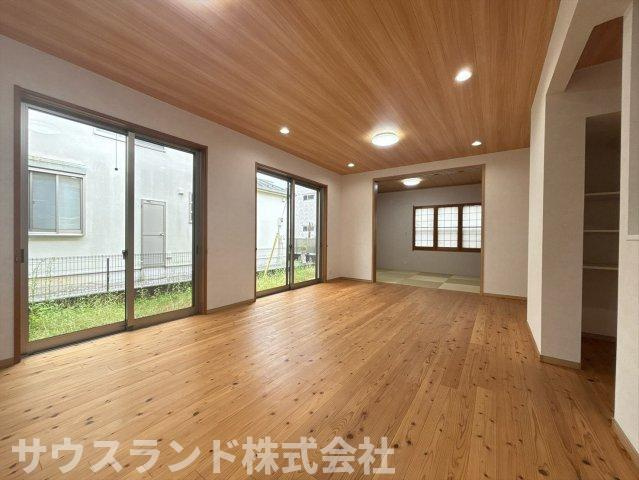 和室と一体化できるLDKは、さらに広々と感じられる空間です！間仕切りを開ければ開放的な大空間になり、家族の集まりやホームパーティーにも最適。生活シーンに合わせて柔軟に活用できます♪