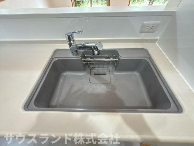 大きな鍋も洗いやすい広いシンクです！水はねも気にならず、毎日のお片付けがスムーズにできます。お手入れが簡単な素材で、いつも清潔な状態を保てます。周末にはお子様とお菓子作りも楽しめそうです♪
