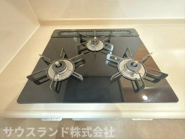 料理の幅が広がる、使い勝手の良いガスコンロです！同時に複数の料理ができ、忙しい時もスムーズに準備できます。お掃除も簡単で、いつも綺麗なキッチンを保てます。毎日のお料理が楽しくなりそうです☆