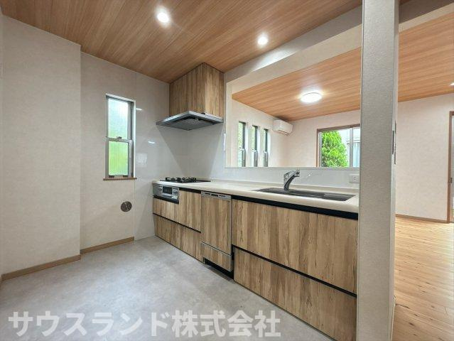 リビングを見渡せる対面式キッチンは、料理中も家族との会話が弾みます！収納も豊富で、大きなお鍋や調理器具もすっきりと片付きます。週末にはお子様と一緒にお菓子作りなども楽しめそうです♪