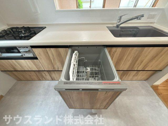 食洗機付きで食後の後片付けもラクラクです！時間の節約になり、家族との時間を大切にできます。手洗いに比べて節水効果も期待でき、環境にも優しい。毎日のお料理がより一層楽しくなりそうです☆