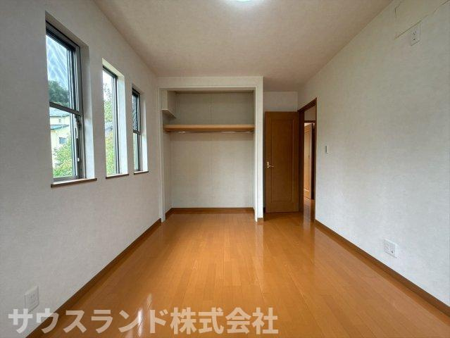 二面採光で明るく風通しの良い洋室です！大容量のクローゼットが備わっており、衣類や小物をたっぷりと収納できます。お子様の成長に合わせて、子供部屋や勉強部屋として長く快適に使えます☆